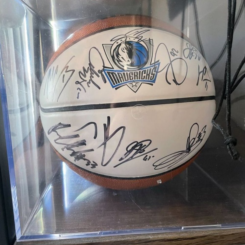 Dallas Mavericks TEAM SIGNED Basketball NBA Championship